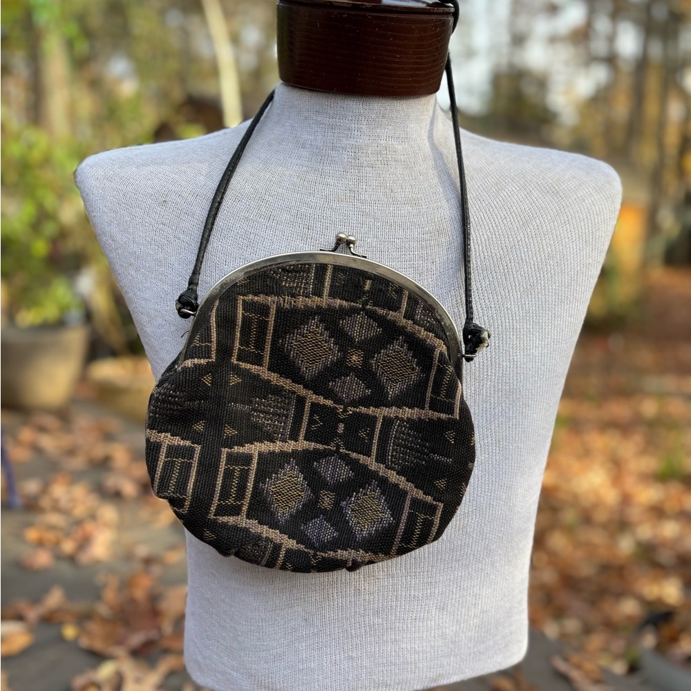 Vintage kisslock crossbody bag